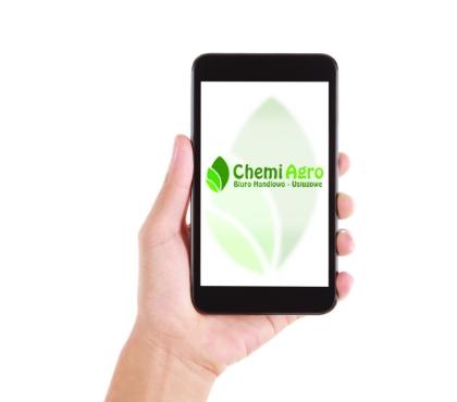 Smartfon z logiem Chemiagro na ekranie